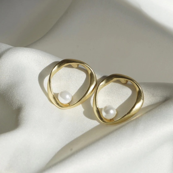 The Iris - Matte Gold Circle Earrings with Pearl - Picture 5 of 5